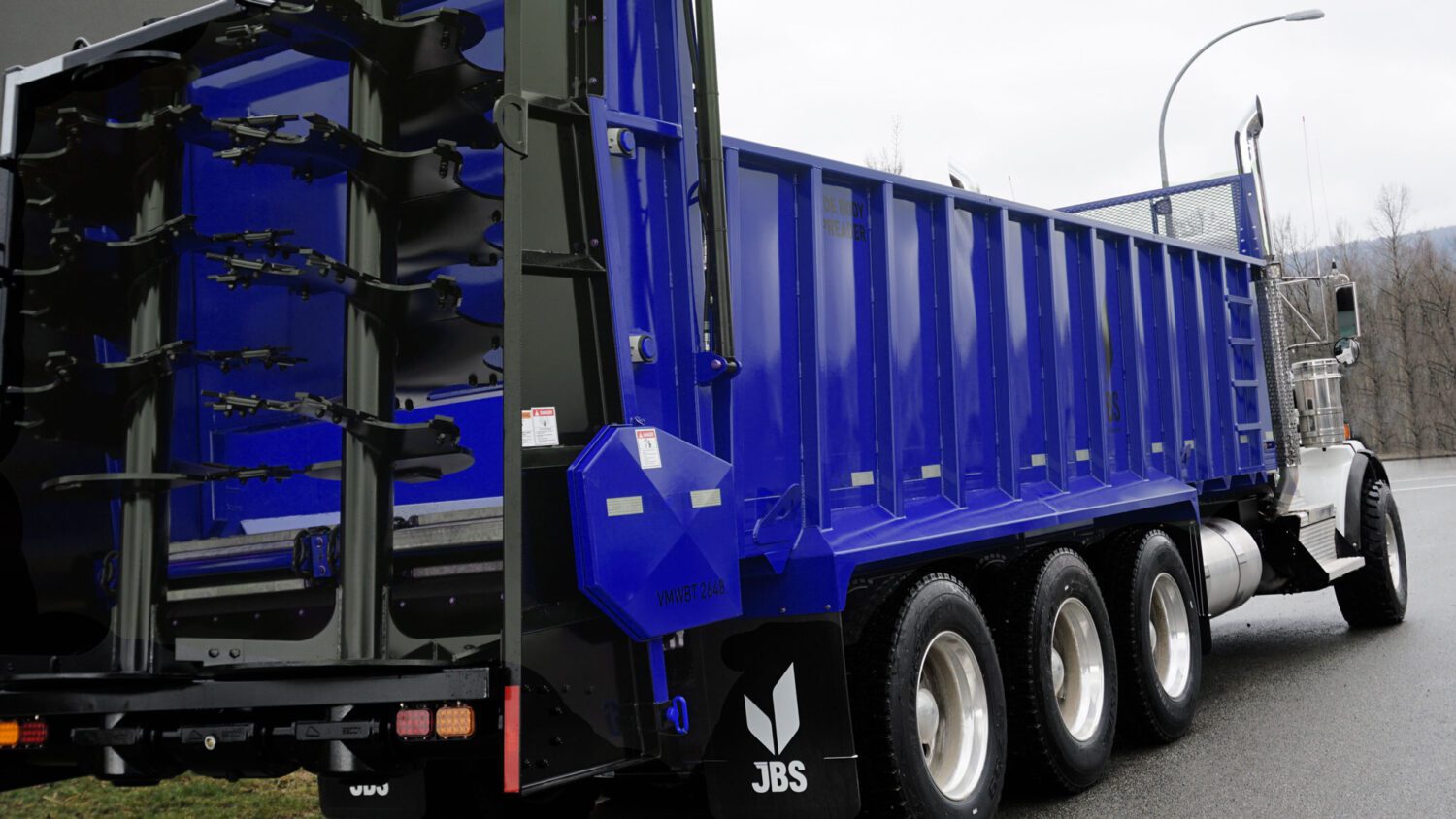 TRUCK MOUNT MANURE SPREADER 1