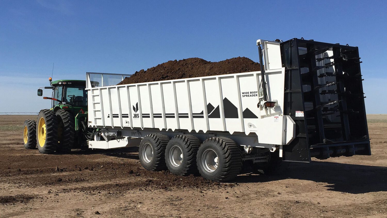 WIDE BODY MANURE SPREADER